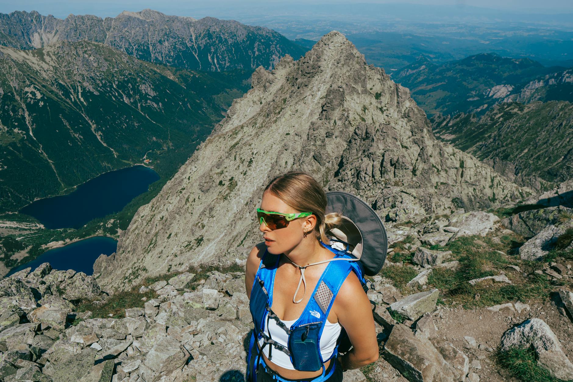 Turystka na szlaku w Tatrach z widokiem na górskie szczyty