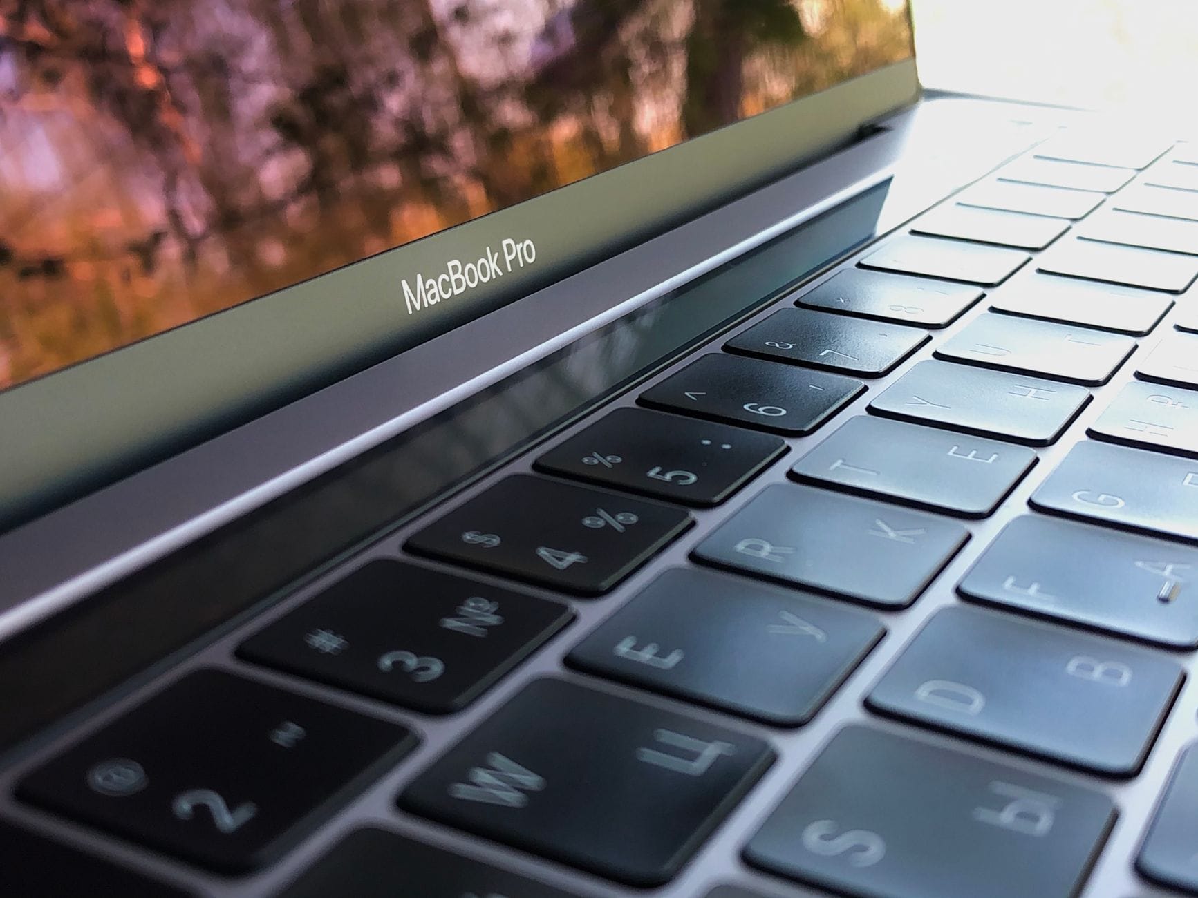 Zbliżenie klawiatury MacBooka Pro z odbiciem klawiszy
