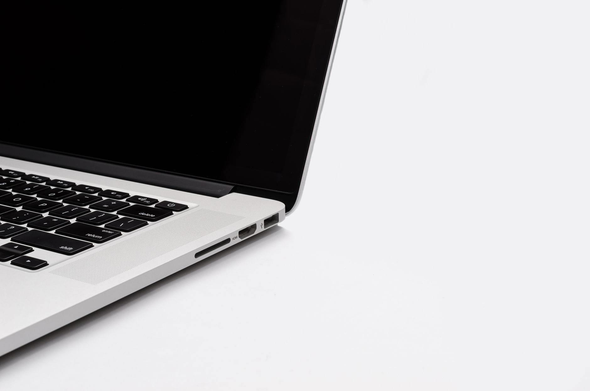 Zbliżenie smukłej klawiatury laptopa z ekranem na białym tle