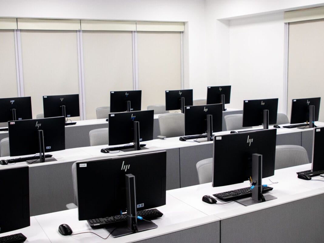 Jak prawidłowo wyposażyć pracownię informatyczną w szkole?