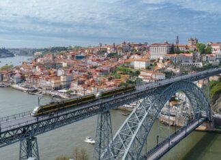 Most Ludwika I nad rzeką Douro w Porto